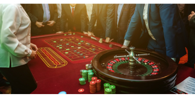 Personer spiller casino bordspil